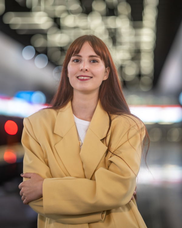 Susanna Sielo keltaisessa bleiserissä lähikuvassa metroasemalla